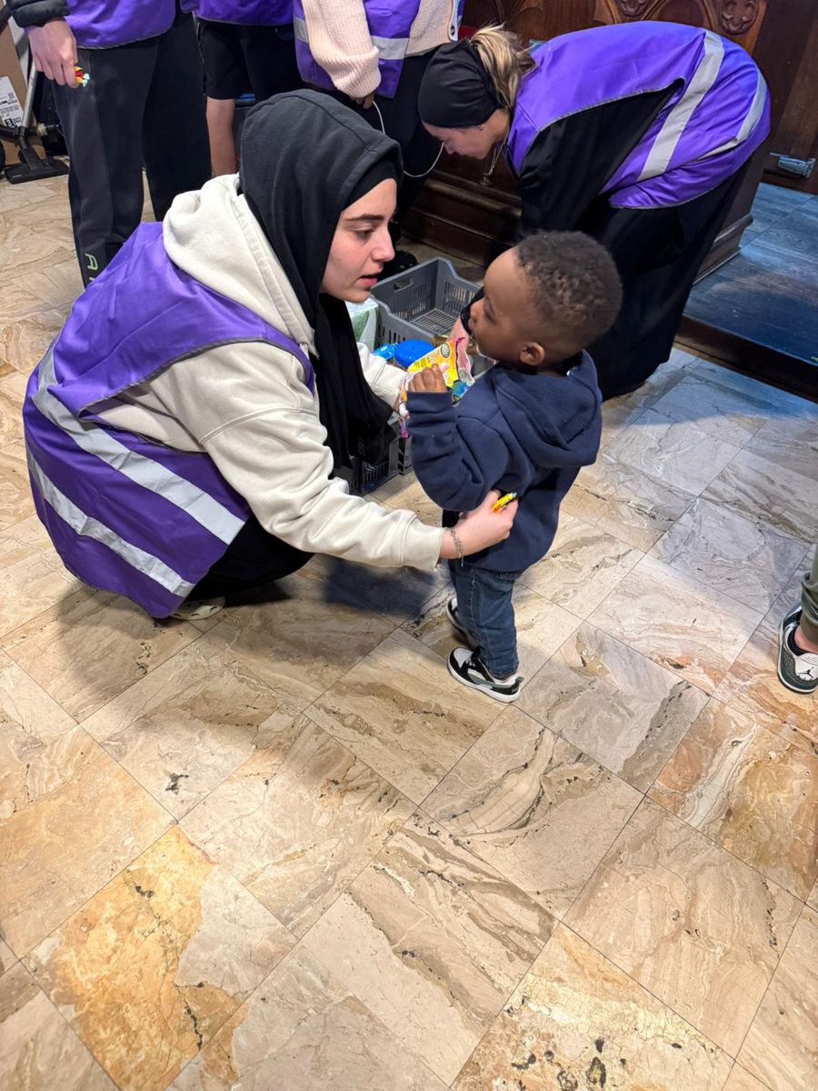 Une bénévole de Nour avec un enfant lors d'une distribution