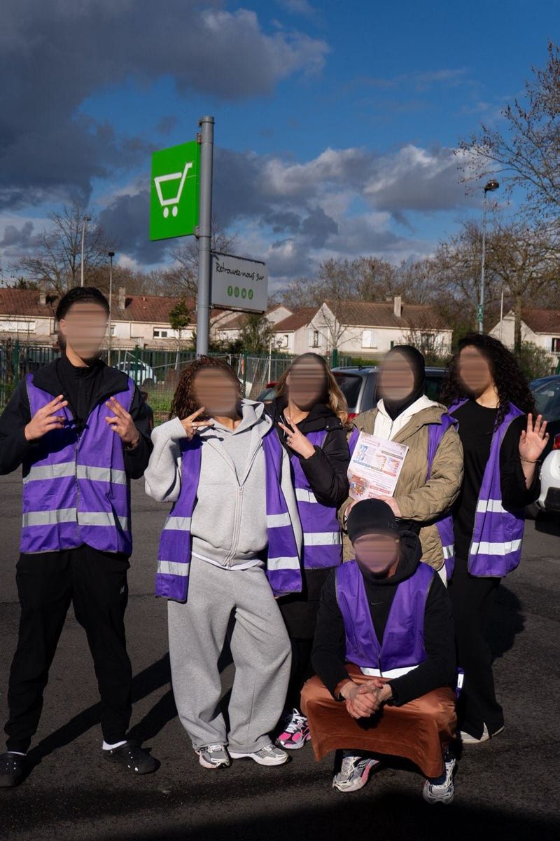 L'équipe de Nour en gilets violets
