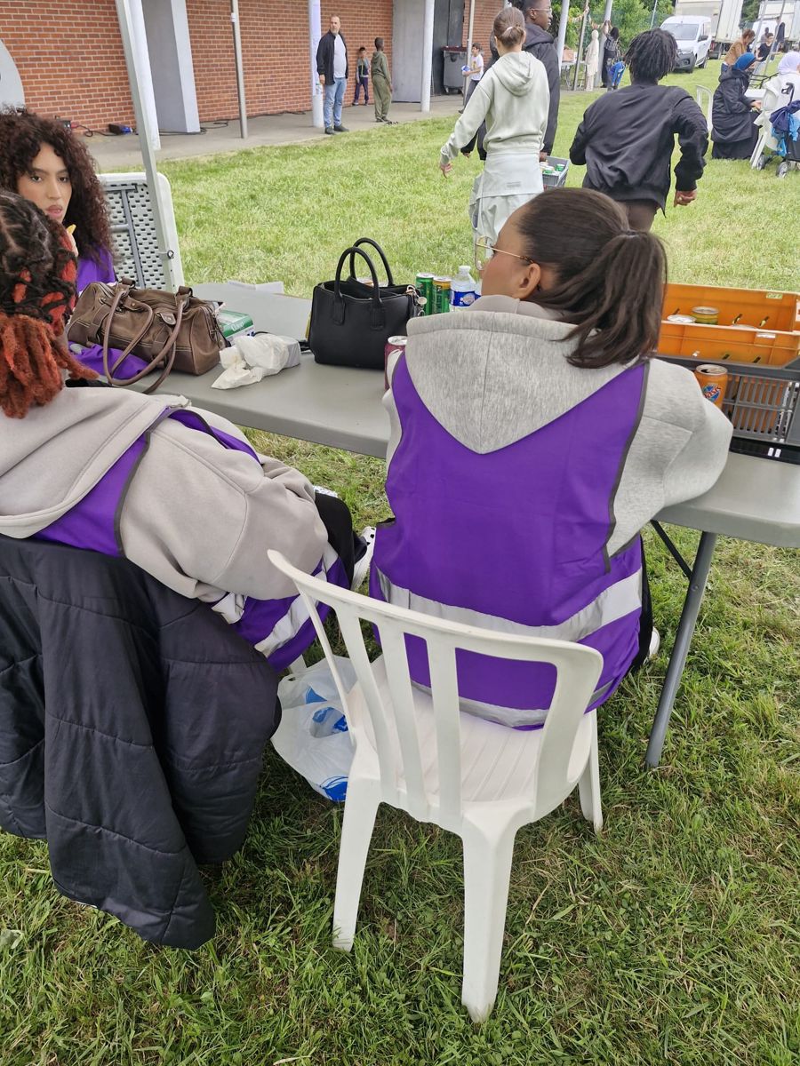 Bénévoles de Nour sur leur stand lors de la Journée de solidarité internationale