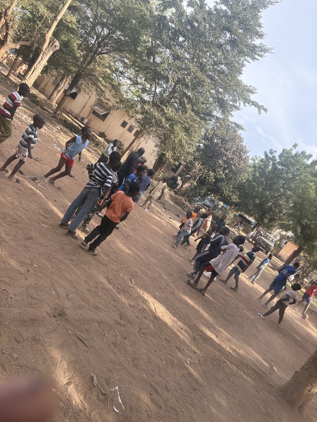 Jeux de plein air avec les enfants de l'orphelinat