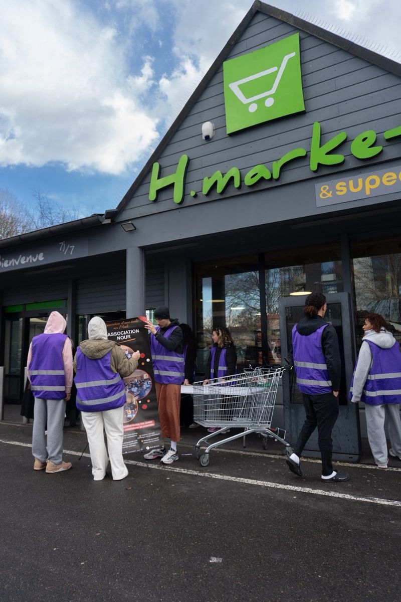 Stand de collecte de Nour devant un supermarché